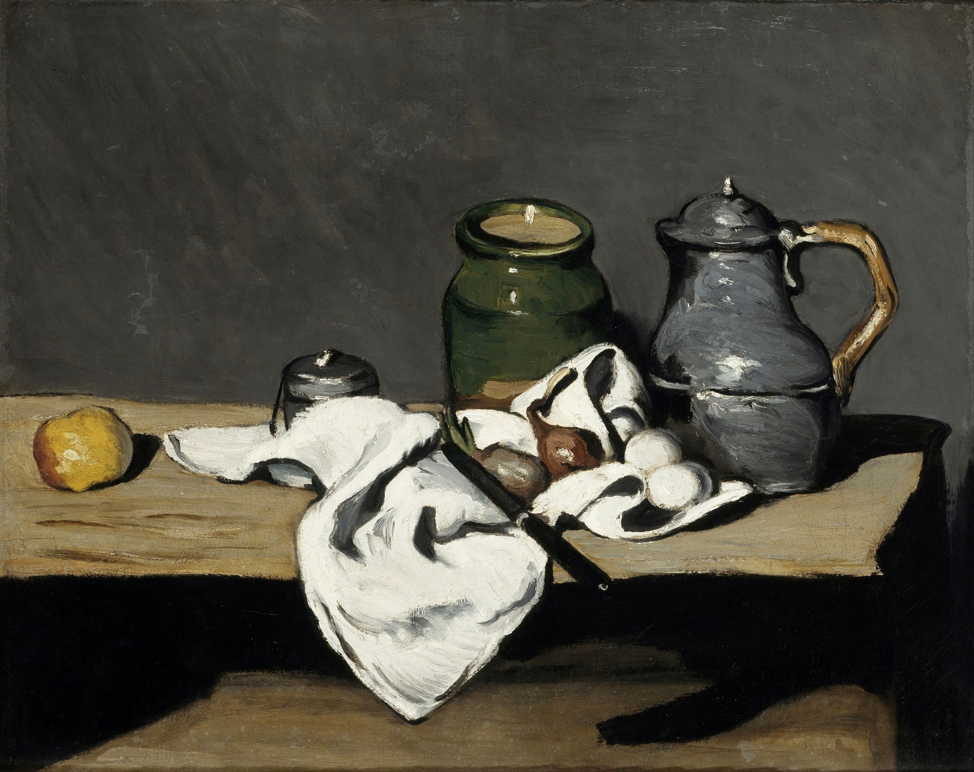Uma pintura de natureza-morta de Paul Cézanne, mostrando um pote de gengibre verde, uma jarra de estanho, frutas e um tecido branco sobre uma mesa de madeira escura.