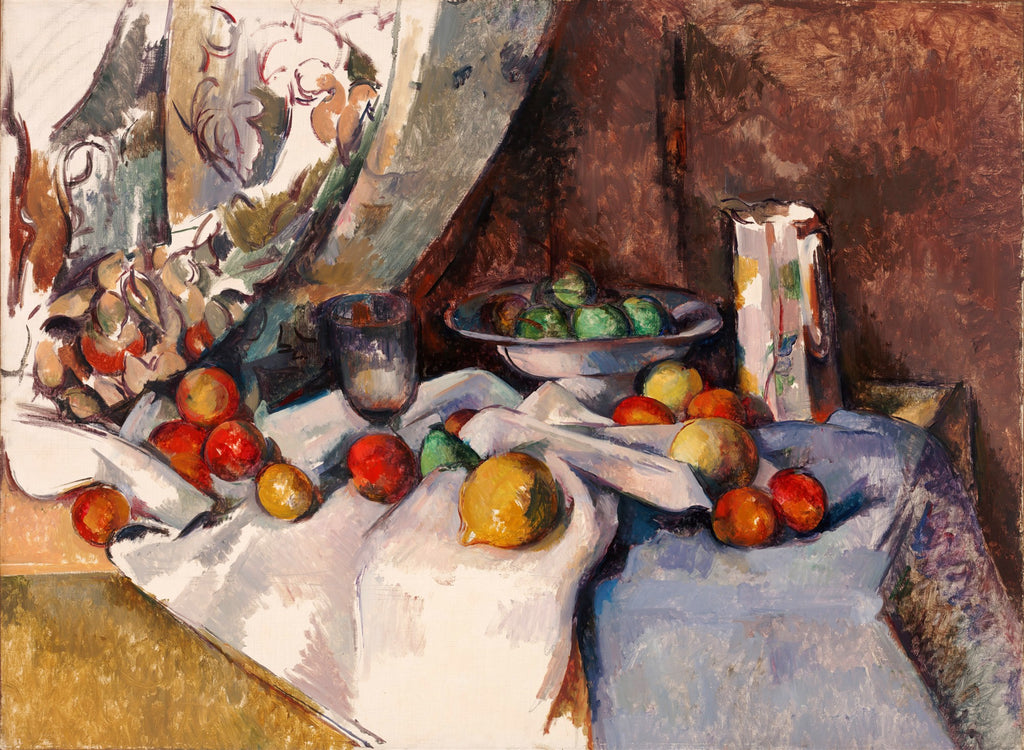 Quadro decorativo de natureza-morta de Paul Cézanne com frutas como maçãs, limões e peras, dispostas sobre uma toalha branca e azul, com um jarro e um copo ao fundo. A obra apresenta tons terrosos e pinceladas visíveis, característicos do pós-impressionismo.