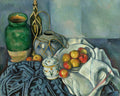 Natureza-morta de Paul Cézanne com um vaso verde, uma garrafa, uma jarra de gengibre, uma tigela de maçãs e um pano azul e branco. A pintura tem um fundo azul acinzentado e cores ricas e texturizadas.