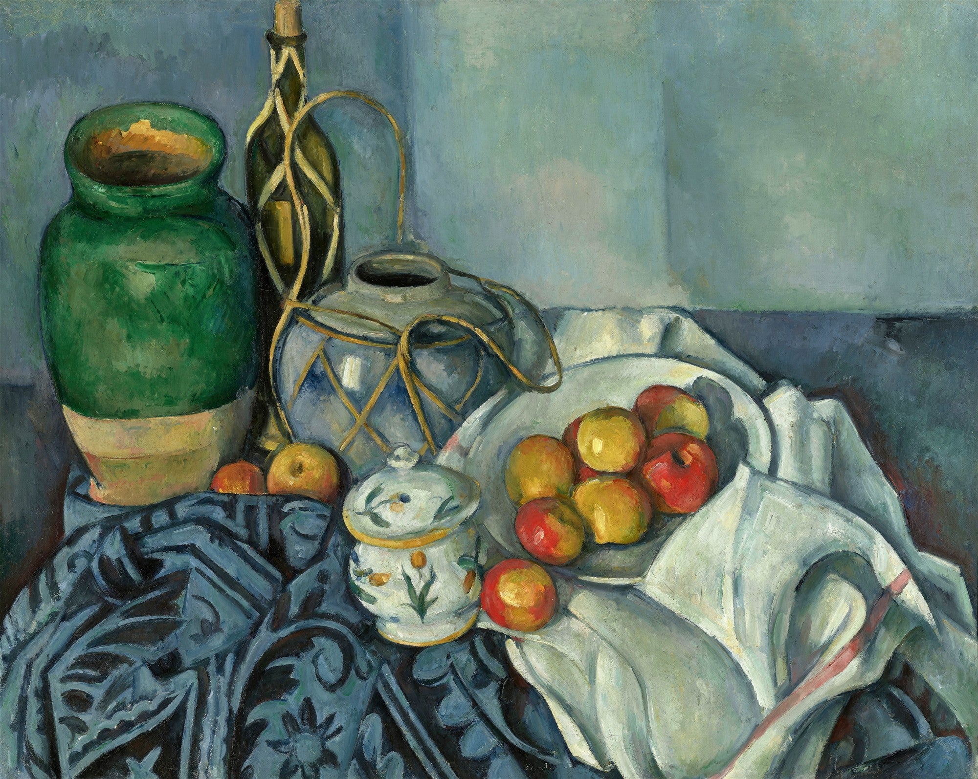 Natureza-morta de Paul Cézanne com um vaso verde, uma garrafa, uma jarra de gengibre, uma tigela de maçãs e um pano azul e branco. A pintura tem um fundo azul acinzentado e cores ricas e texturizadas.