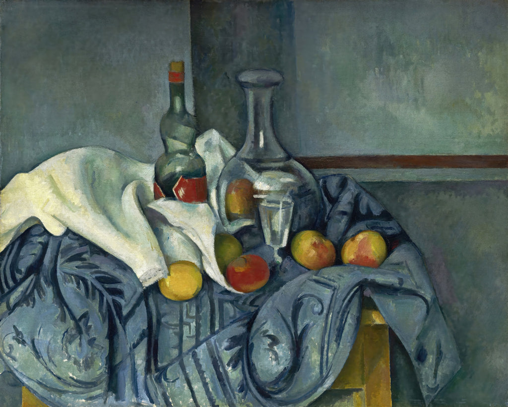 Natureza-morta de Paul Cézanne com garrafa de vinho, licoreira de vidro, frutas como maçãs e limões, e tecidos drapeados sobre uma mesa. A paleta é predominantemente azul esverdeado e tons terrosos.