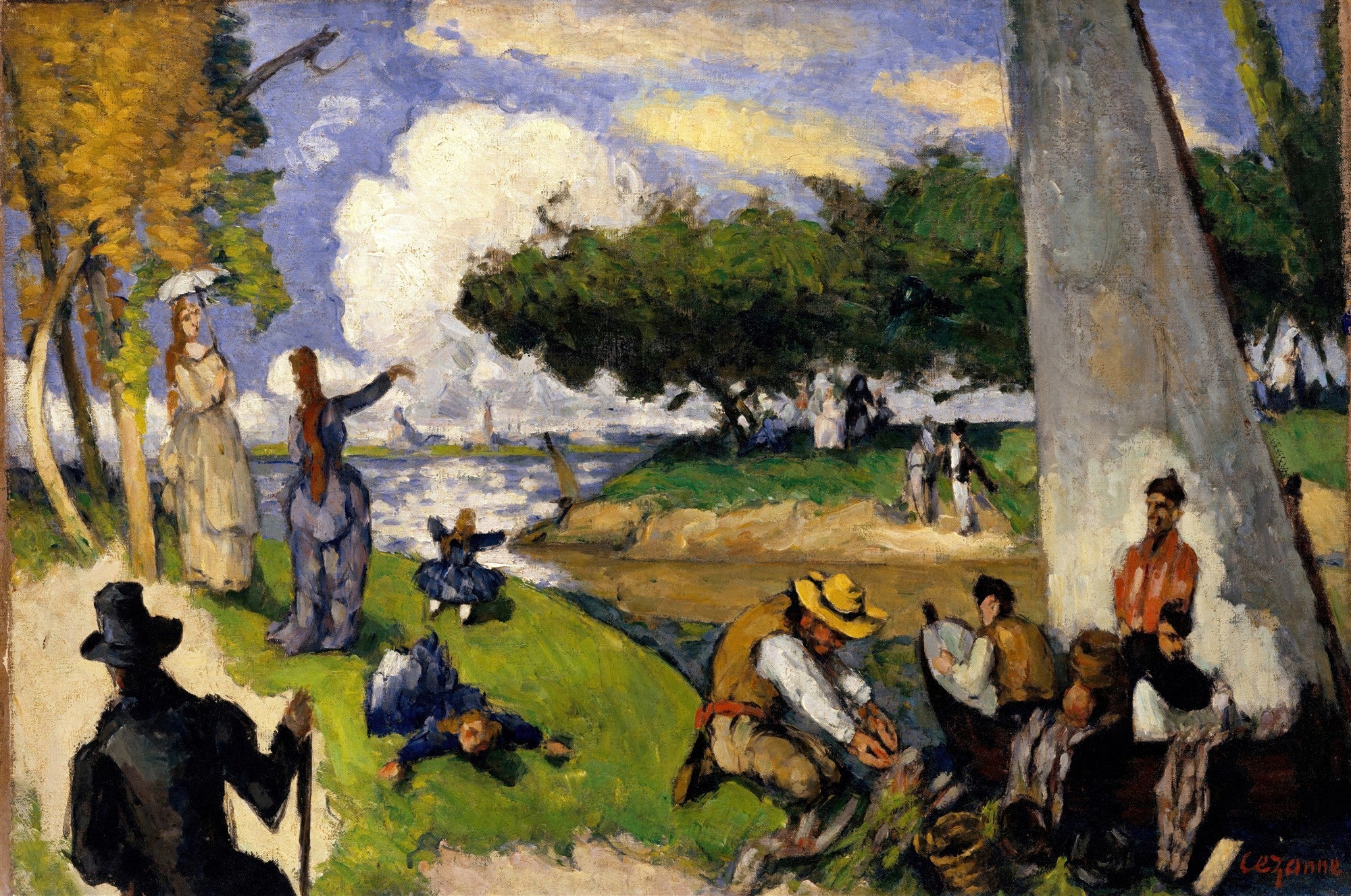 Pintura de Paul Cézanne, 'A Margem do Rio', retratando pessoas em um dia ensolarado, relaxando e interagindo junto a um rio, com vegetação exuberante e céu azul com nuvens. A cena inclui figuras masculinas e femininas, algumas com guarda-chuvas, outras deitadas ou sentadas, e um barco. As cores são vibrantes e as pinceladas evidentes, características do estilo pós-impressionista.