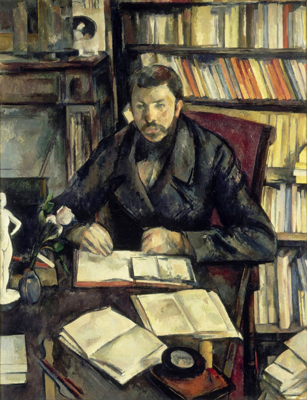 Retrato de Gustave Geffroy, crítico de arte, sentado em uma cadeira vermelha diante de uma estante de livros, com livros abertos sobre uma mesa. Pintura de Paul Cézanne.