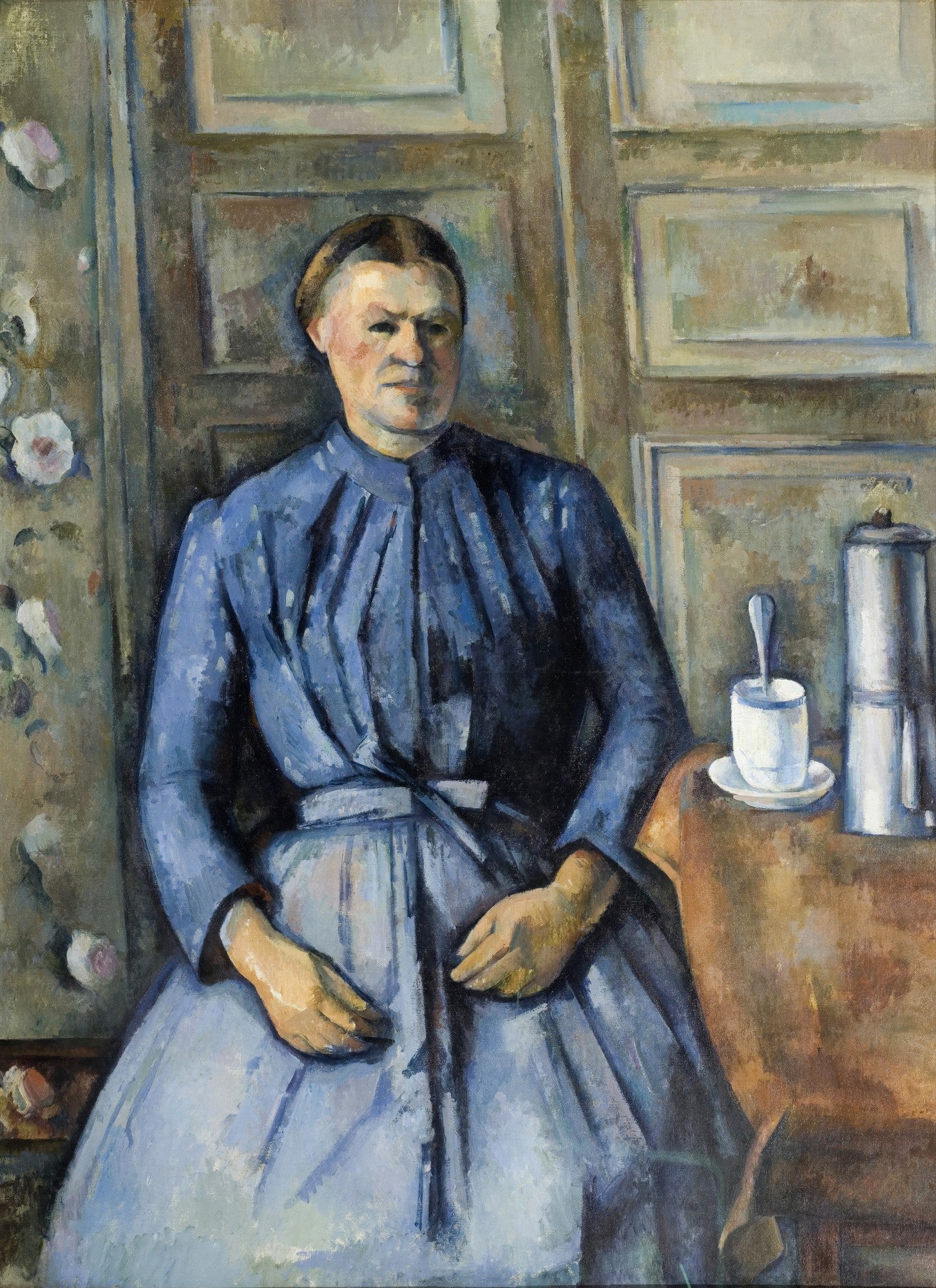 Retrato de uma mulher sentada, vestindo um vestido azul escuro plissado, com as mãos cruzadas no colo, ao lado de uma mesa com uma cafeteira e uma xícara. A obra é de Paul Cézanne e apresenta um fundo em tons terrosos com elementos arquitetônicos e florais.
