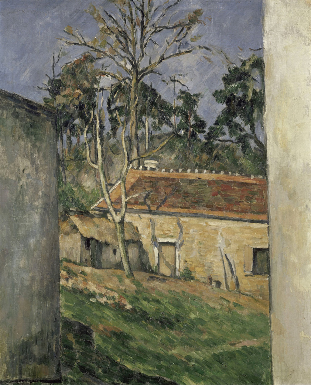 Pintura a óleo de Paul Cézanne, 'A Casa e a Árvore', exibindo uma casa de telhado vermelho e paredes amareladas em uma colina gramada, com uma árvore sem folhas em primeiro plano e outras árvores verdes ao fundo, em tons terrosos e céu cinzento.