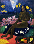 Quadro decorativo "Te aa no Areois" de Paul Gauguin. Uma mulher taitiana nua sentada em uma paisagem tropical com montanhas azuis, flores rosas e amarelas.