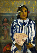 Retrato de uma mulher taitiana com vestido listrado azul e branco, segurando um leque, com símbolos dourados e uma estatueta ao fundo, obra de Paul Gauguin.