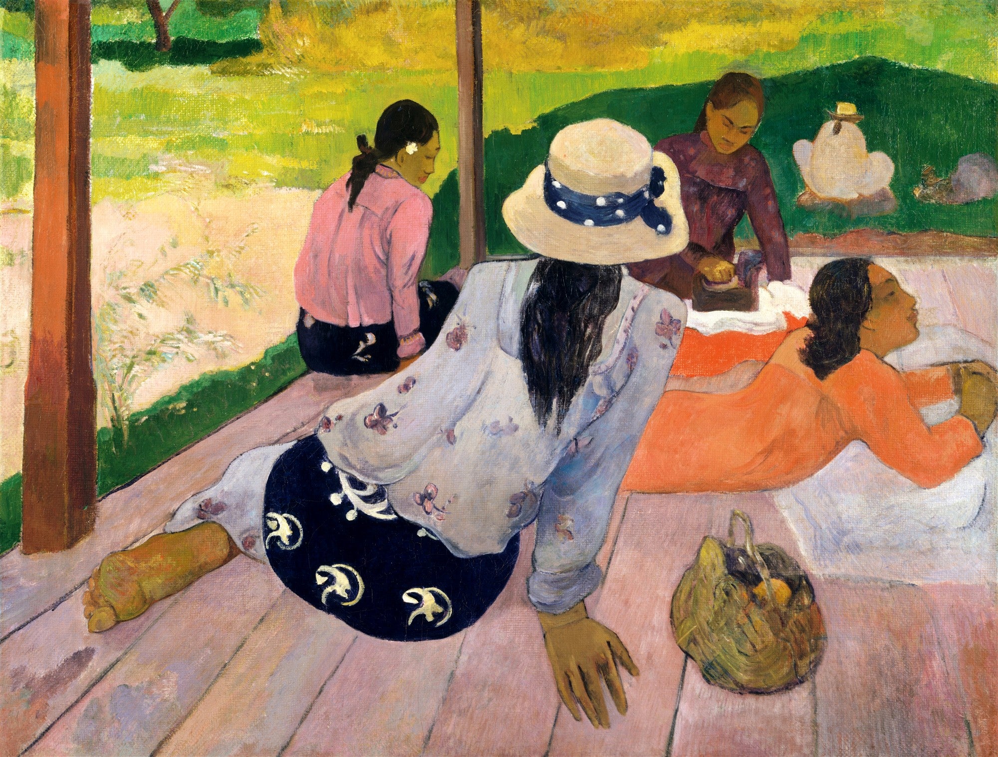 Quadro decorativo mostrando três mulheres taitianas em uma varanda de madeira, com uma delas deitada e outra sentada de costas com chapéu, em tons de verde, rosa e azul. Obra de Paul Gauguin.