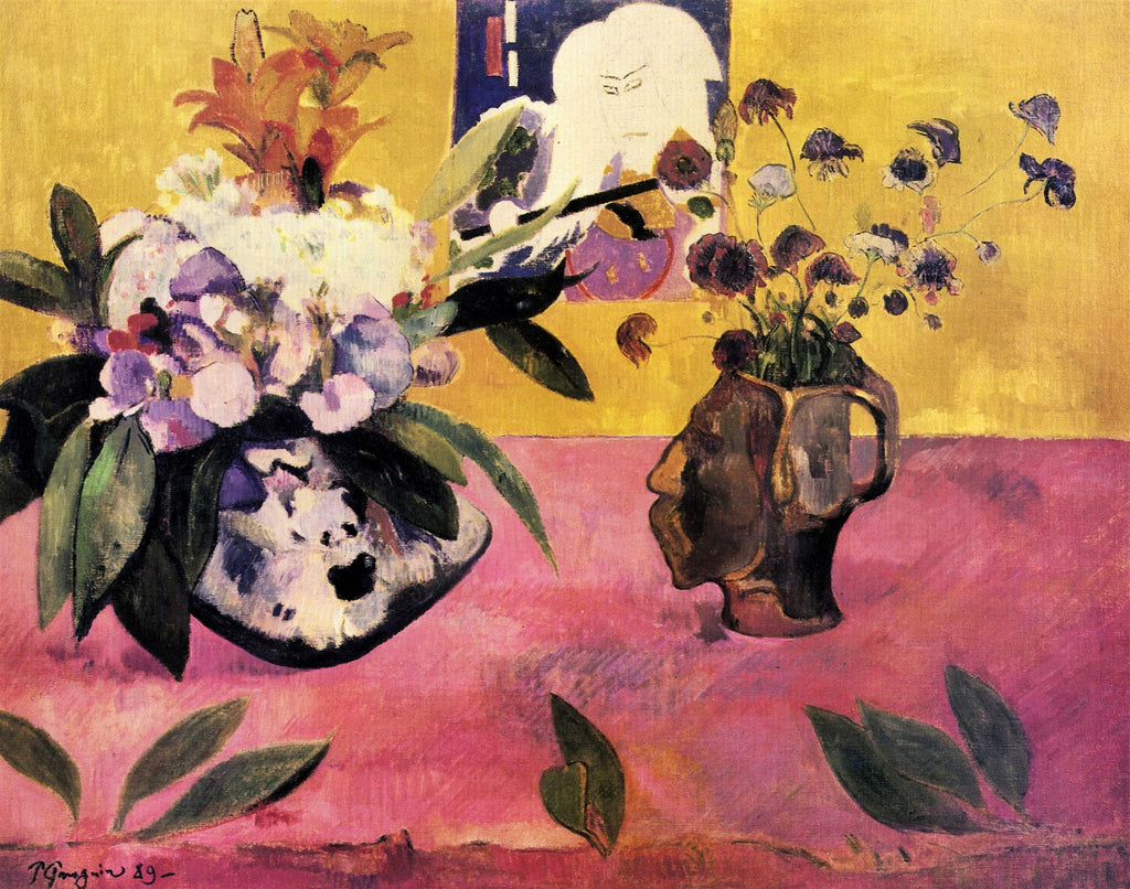 Quadro decorativo com natureza-morta de Paul Gauguin. Vaso em forma de cabeça com flores roxas e arranjo floral em vaso branco sobre mesa rosa e fundo amarelo.