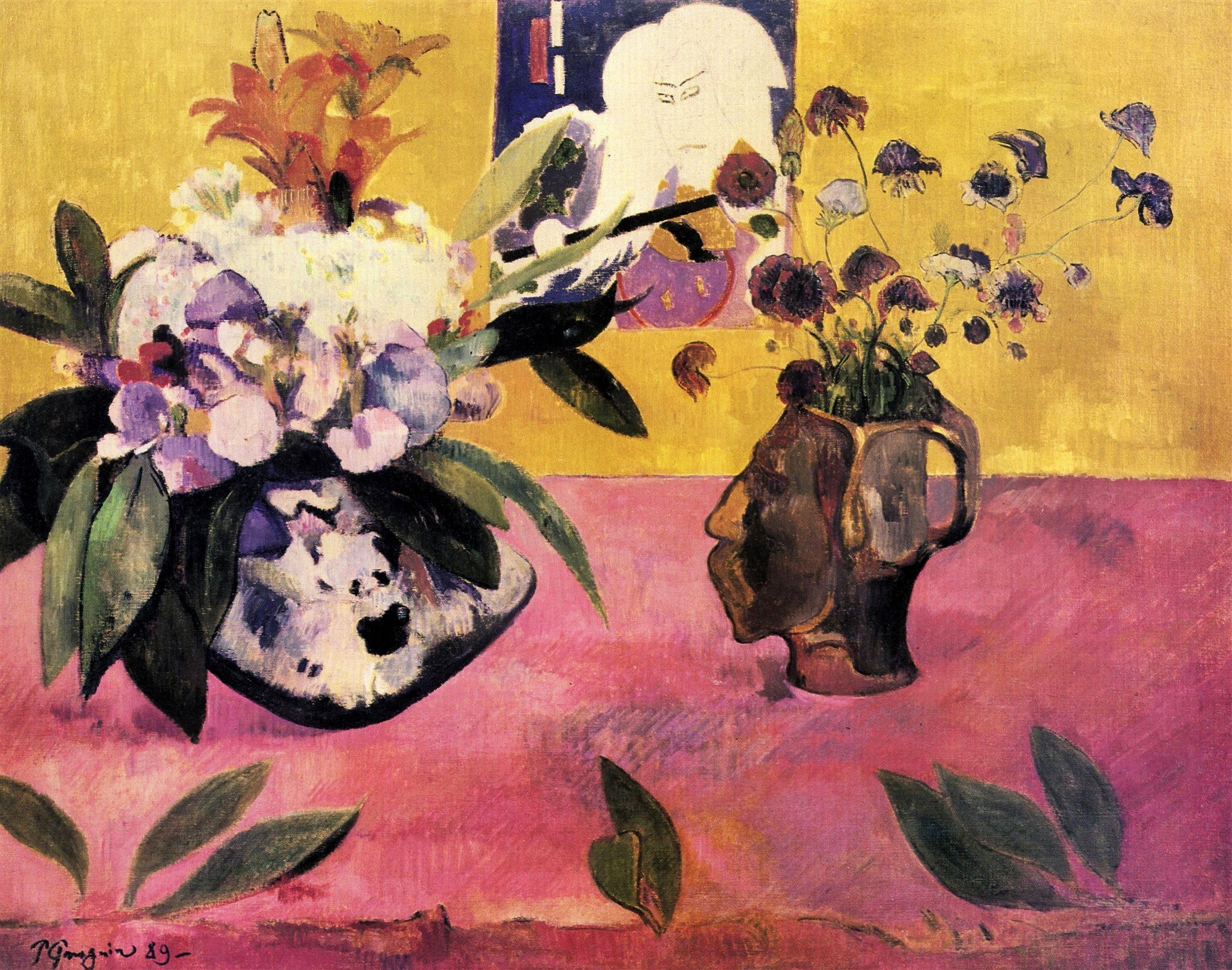Quadro decorativo com natureza-morta de Paul Gauguin. Vaso em forma de cabeça com flores roxas e arranjo floral em vaso branco sobre mesa rosa e fundo amarelo.