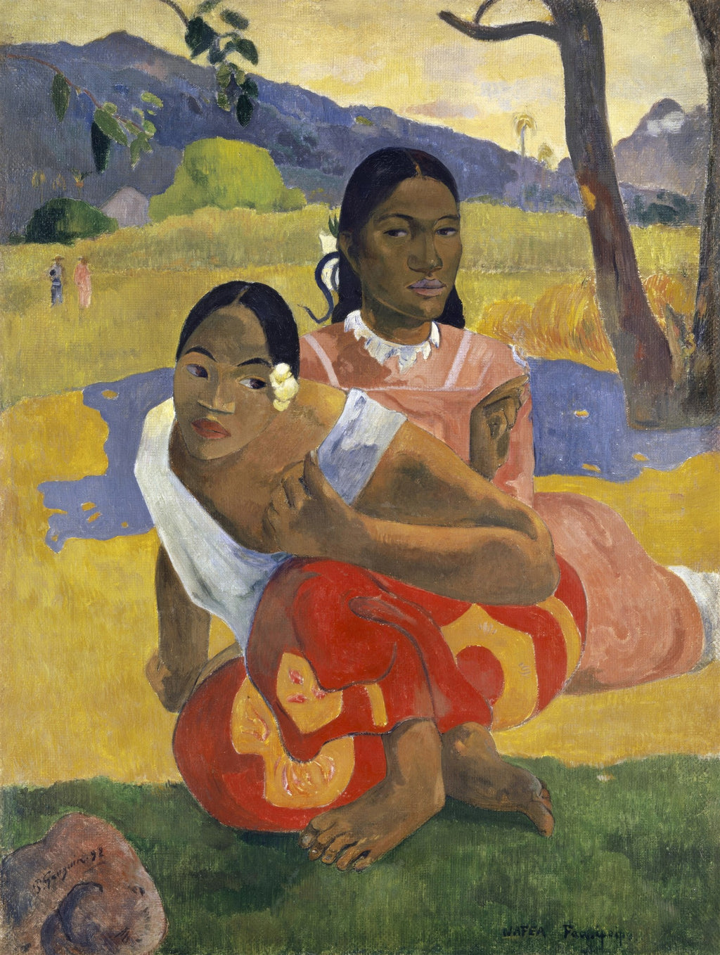 Duas mulheres taitianas sentadas em uma paisagem tropical com montanhas ao fundo, pintadas por Paul Gauguin, em tons de amarelo, vermelho, verde e azul.