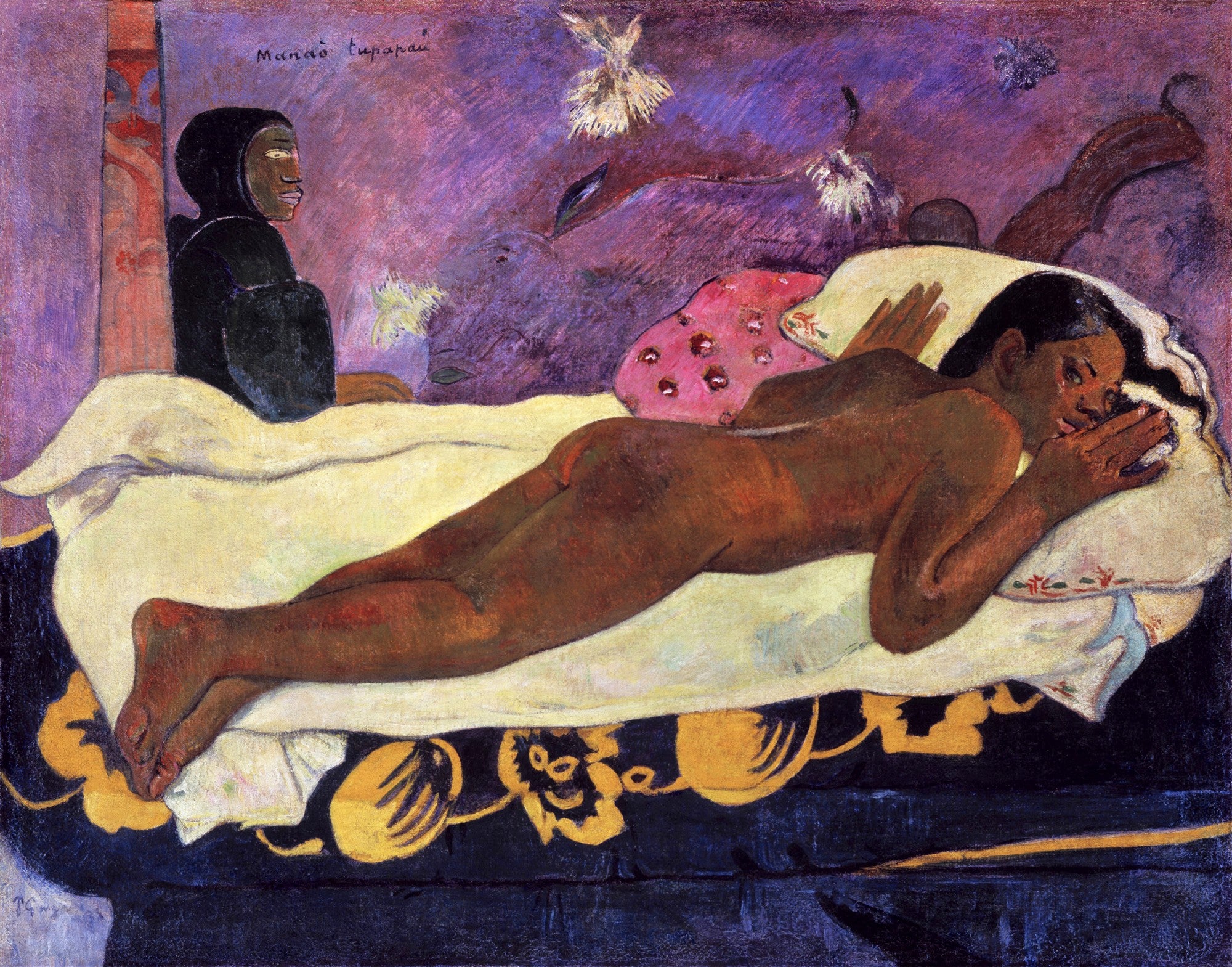 Quadro Manao Tupapau, de Paul Gauguin, mostra uma mulher deitada de bruços na cama, nua, com o rosto apoiado nas mãos, e uma figura escura sentada ao fundo, com um fundo violeta escuro e elementos florais.