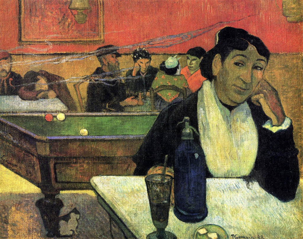 Quadro decorativo 'Le Café de Nuit, Arles' de Paul Gauguin, retratando uma mulher em primeiro plano com uma garrafa de sifão e copo, e um salão de bilhar com figuras ao fundo. Cores vibrantes e atmosfera noturna.