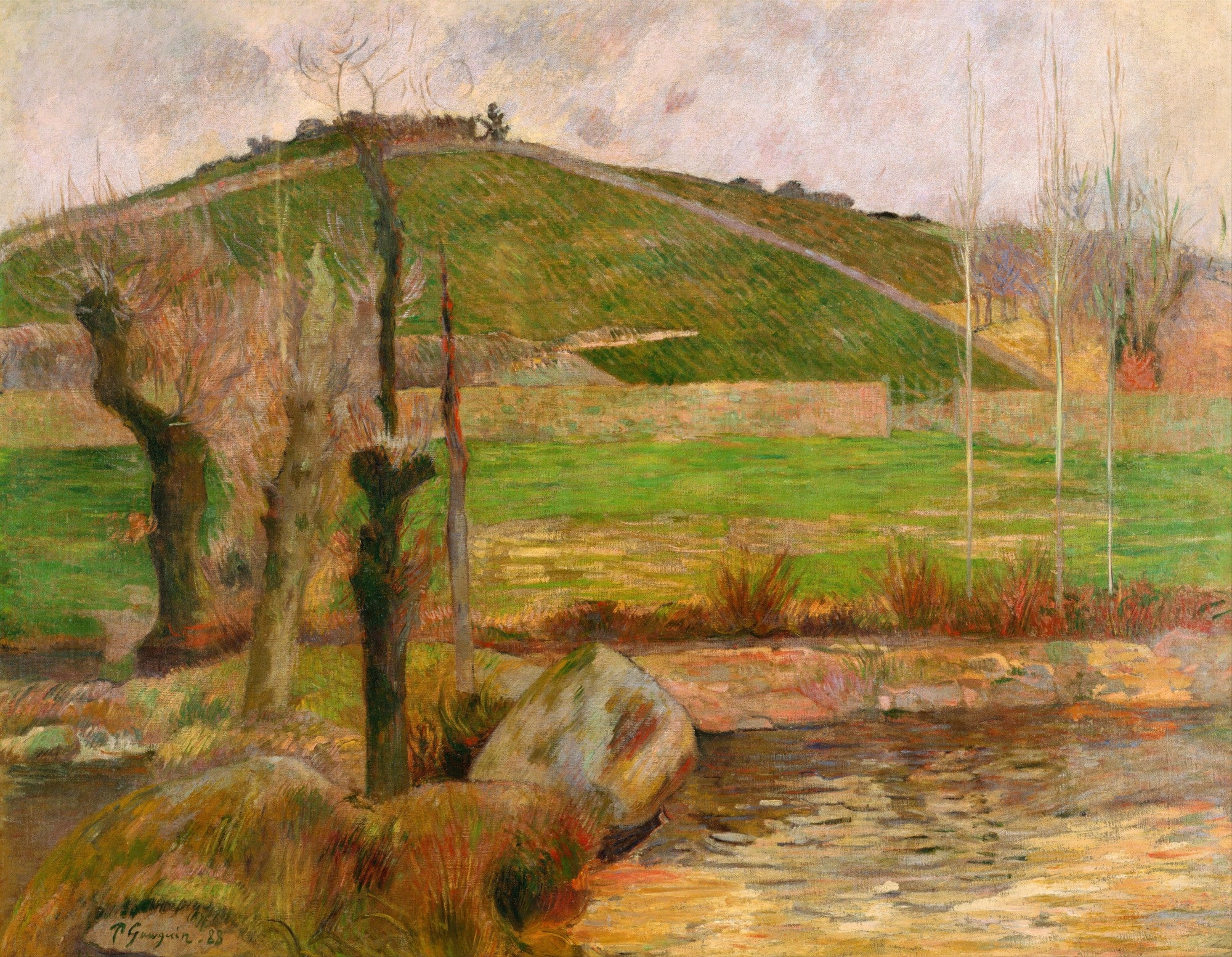 Quadro decorativo de Paul Gauguin, 'Le Hameau de Chapelle-Rean, Pont-Aven', mostrando uma paisagem rural com um rio em primeiro plano, árvores desfolhadas e uma colina verde ao fundo sob um céu nublado, em tons de verde, marrom e cinza.