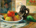 Quadro de natureza-morta de Paul Gauguin com maçãs em uma tigela, um jarro esculpido e uma fruta verde, em tons vibrantes de vermelho, amarelo, verde e marrom.