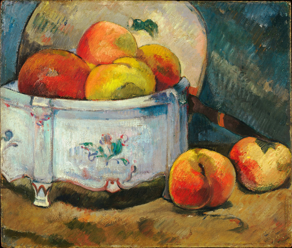 Natureza-morta de Paul Gauguin com maçãs vermelhas e pêssegos amarelos em uma fruteira branca decorada, com fundo azul-esverdeado