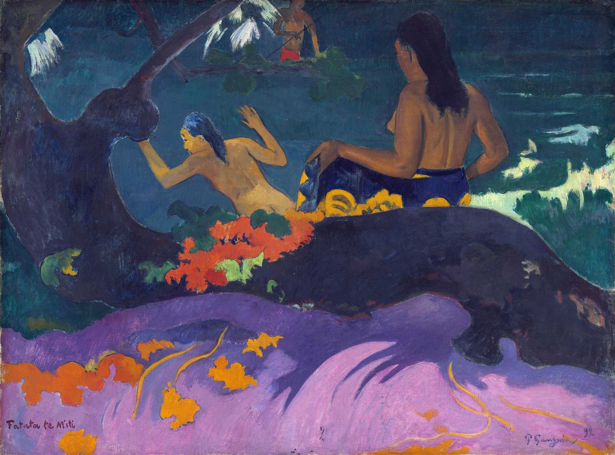 Quadro decorativo "Fatata te Miti (Junto ao Mar)" de Paul Gauguin, mostrando duas figuras taitianas em uma paisagem exuberante com tons de azul, roxo e laranja.
