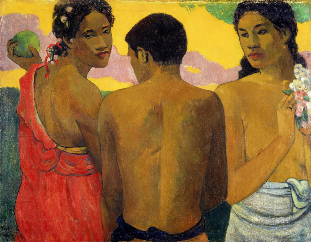 Quadro decorativo com pintura de Paul Gauguin, 'Tahitian Women on the Beach', retratando duas mulheres taitianas e um homem de costas, em um cenário tropical vibrante com tons de amarelo, vermelho e verde.