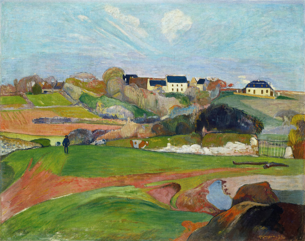 Quadro decorativo paisagem rural de Gauguin, com campos verdes e marrons, casas brancas e um céu azul-claro. Homem em pé no campo.