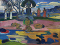 Mahana no Atua, pintura de Paul Gauguin, representando figuras tahitianas coloridas em uma paisagem exuberante com um ídolo verde ao centro. A obra é caracterizada por cores vibrantes, formas simplificadas e uma atmosfera mística.
