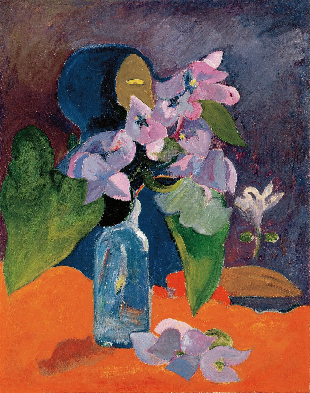 Quadro decorativo com pintura de vaso azul com flores lilás e rosa sobre mesa laranja vibrante, com fundo azul escuro e figura sombria ao fundo, estilo pós-impressionista de Gauguin.