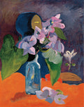 Quadro decorativo com pintura de vaso azul com flores lilás e rosa sobre mesa laranja vibrante, com fundo azul escuro e figura sombria ao fundo, estilo pós-impressionista de Gauguin.