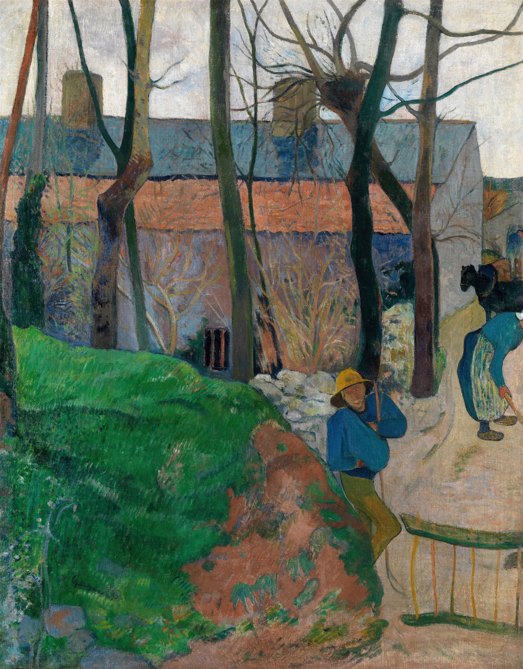 Quadro decorativo 'A Casa Azul' de Paul Gauguin, representando uma casa azul e telhados vermelhos entre árvores sem folhas, com duas figuras rurais, uma delas com chapéu amarelo, em um caminho com vegetação verde e marrom avermelhada.