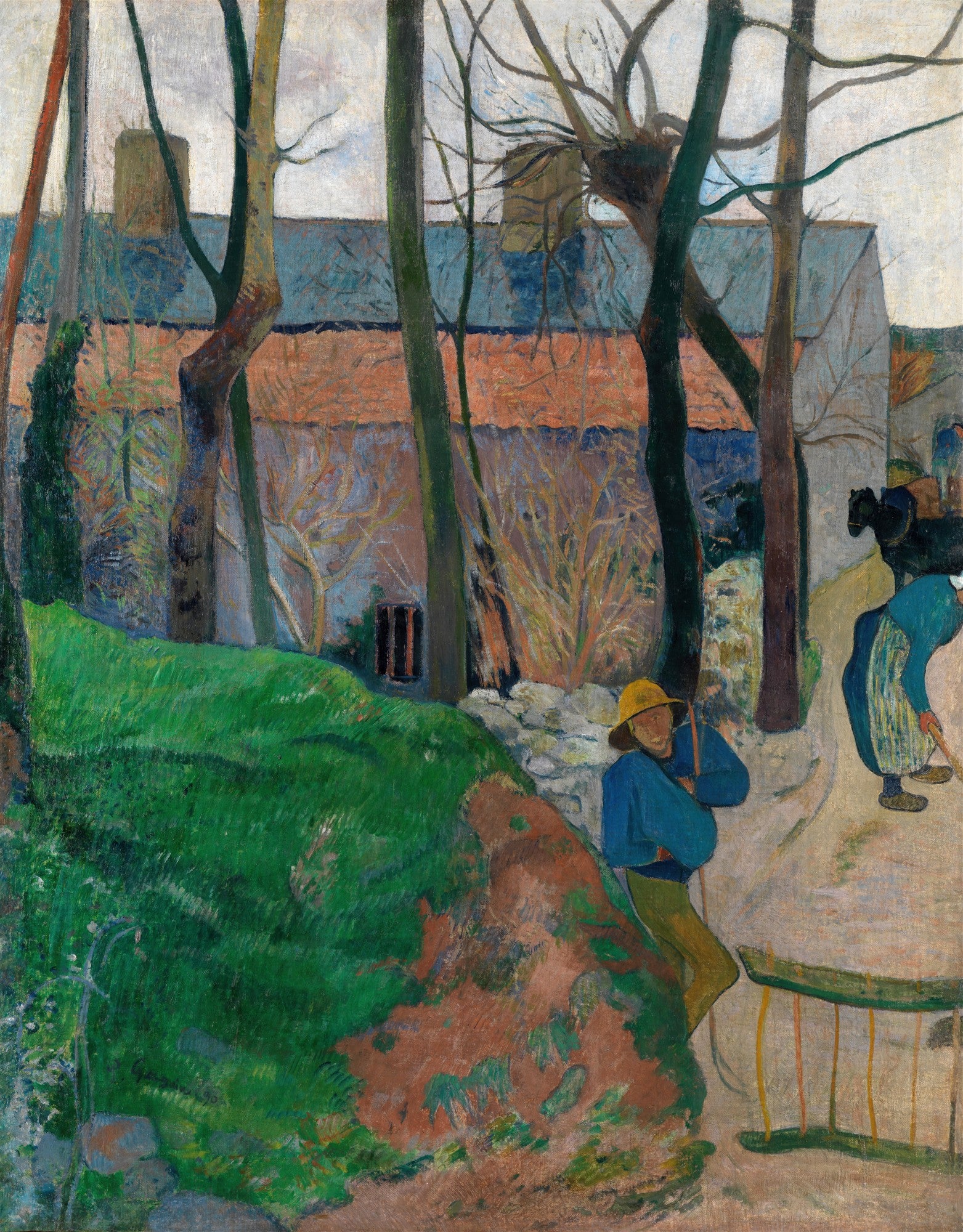 Quadro decorativo 'A Casa Azul' de Paul Gauguin, representando uma casa azul e telhados vermelhos entre árvores sem folhas, com duas figuras rurais, uma delas com chapéu amarelo, em um caminho com vegetação verde e marrom avermelhada.