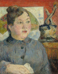 Retrato de uma mulher com feições suaves e olhar pensativo, vestindo uma blusa azul-acinzentada, atribuído a Paul Gauguin. Fundo com tons de vermelho e detalhes abstratos. Obra de arte pós-impressionista.