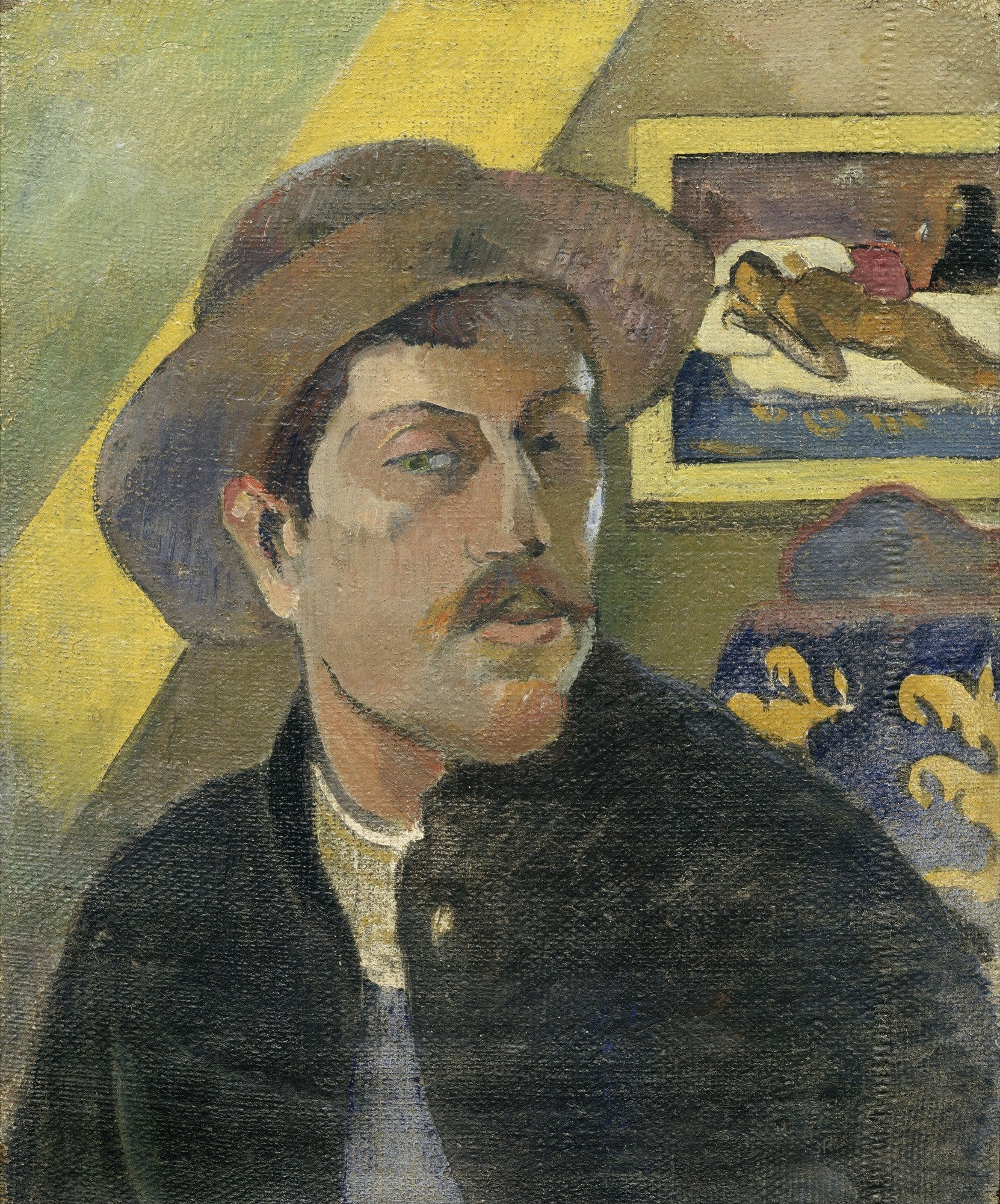 Autorretrato do artista Paul Gauguin, com chapéu, bigode e cavanhaque, olhando para a frente, com um fundo amarelo e uma pintura de uma mulher nua deitada em destaque atrás dele. A obra é atribuída ao Pós-Impressionismo e retrata o artista em cores vibrantes e simbólicas.