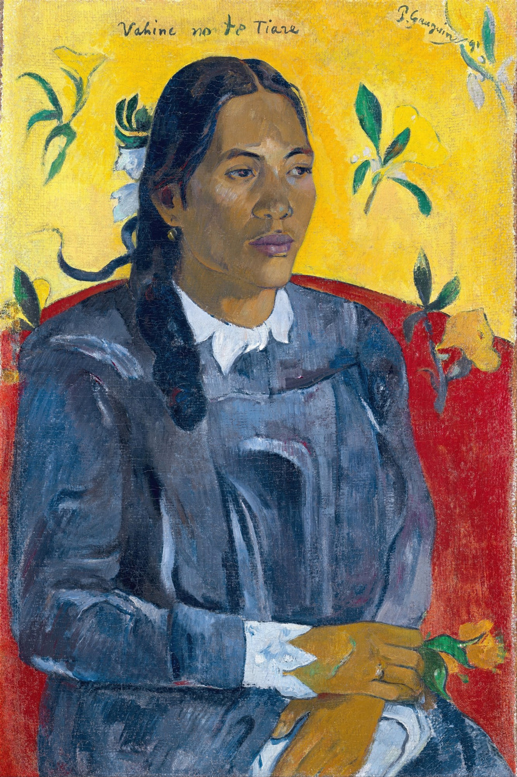 Retrato de uma mulher taitiana com pele escura, cabelos pretos trançados, em um vestido azul escuro e gola branca, segurando uma flor amarela. O fundo é amarelo vibrante com folhas verdes e o encosto de uma cadeira vermelha. Assinado por P. Gauguin.