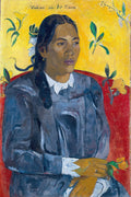 Retrato de uma mulher taitiana com pele escura, cabelos pretos trançados, em um vestido azul escuro e gola branca, segurando uma flor amarela. O fundo é amarelo vibrante com folhas verdes e o encosto de uma cadeira vermelha. Assinado por P. Gauguin.