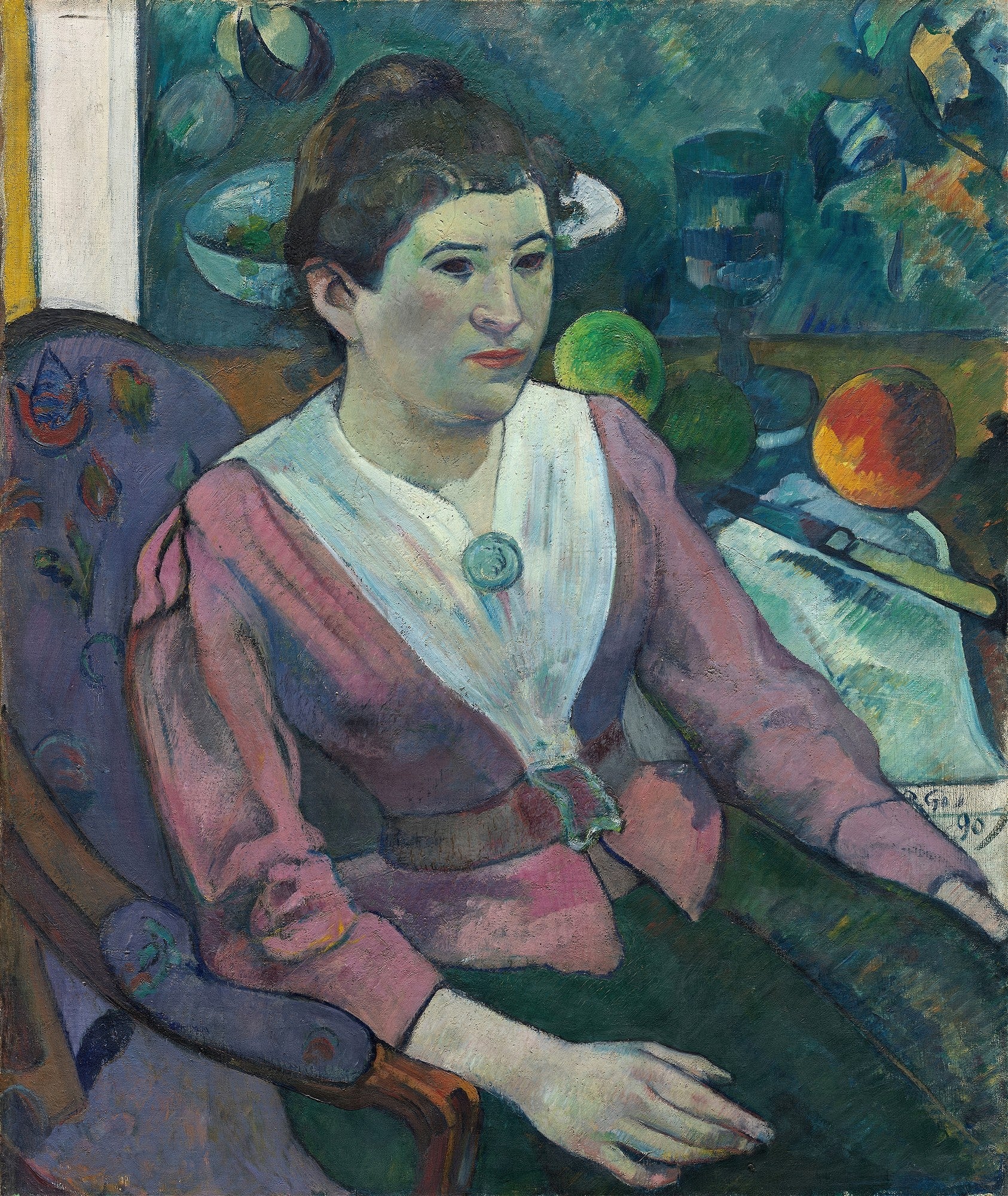 Retrato de uma mulher sentada em uma poltrona, com vestes rosas e brancas, ao estilo pós-impressionista de Paul Gauguin. Ao fundo, elementos de natureza morta e tons de verde e azul.