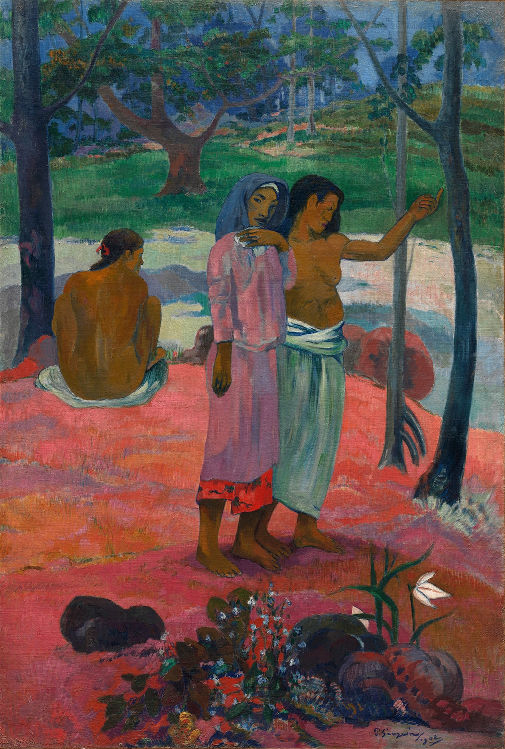 Quadro decorativo com pintura de Paul Gauguin, 'Três Mulheres Taitianas'. Três mulheres em uma paisagem tropical com folhagem verde e chão avermelhado. Duas mulheres estão de pé, uma com um lenço azul na cabeça e vestido rosa, a outra com o torso nu e saia verde. Uma terceira mulher está sentada de costas no canto esquerdo, em tons terrosos. O estilo é pós-impressionista com cores vibrantes e contornos definidos.