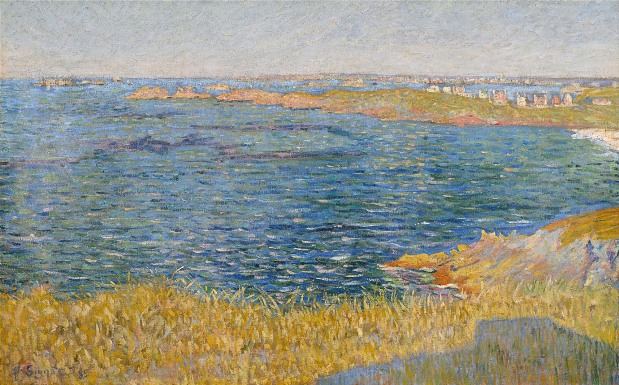 Pintura de Paul Signac, 'Port de Collioure', retratando uma paisagem marinha com vegetação costeira dourada em primeiro plano e o mar azul pontilhado em tons de verde e azul, com ilhotas e construções distantes na linha do horizonte. A obra é caracterizada por pinceladas pontilhistas.