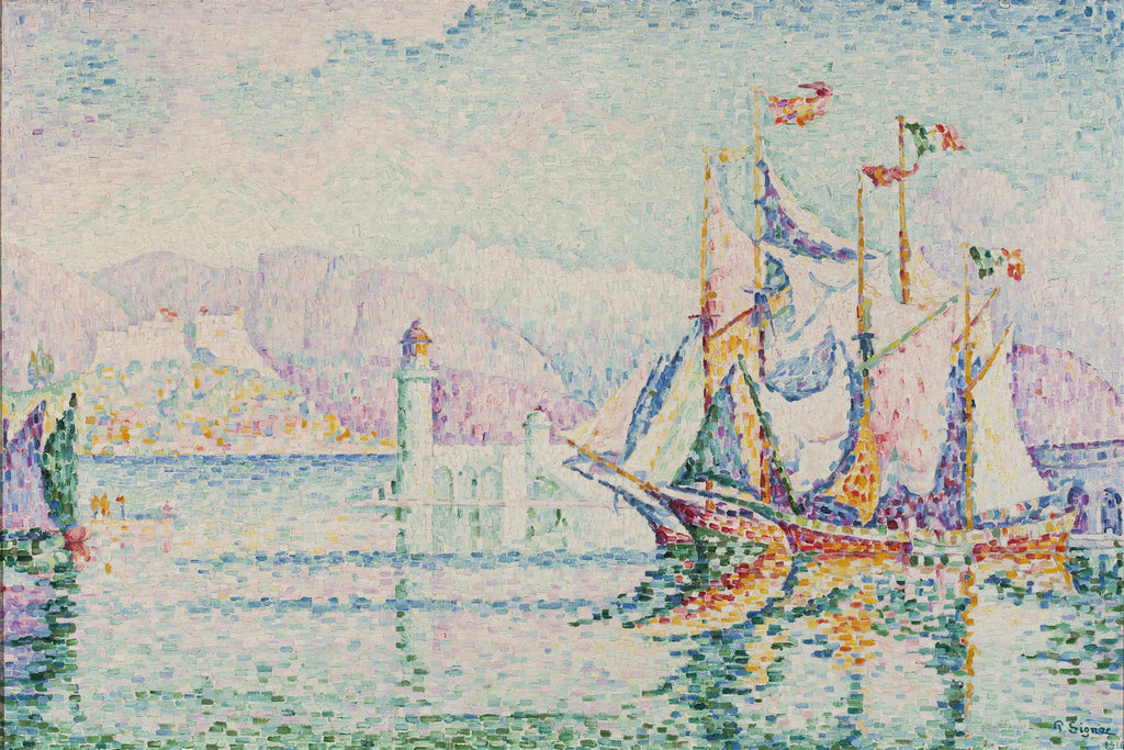 Quadro decorativo de Paul Signac, estilo pontilhista, representando um porto com um barco à vela e um farol, com montanhas ao fundo e um céu azul claro. As cores são vibrantes e pontilhadas, criando um efeito luminoso.