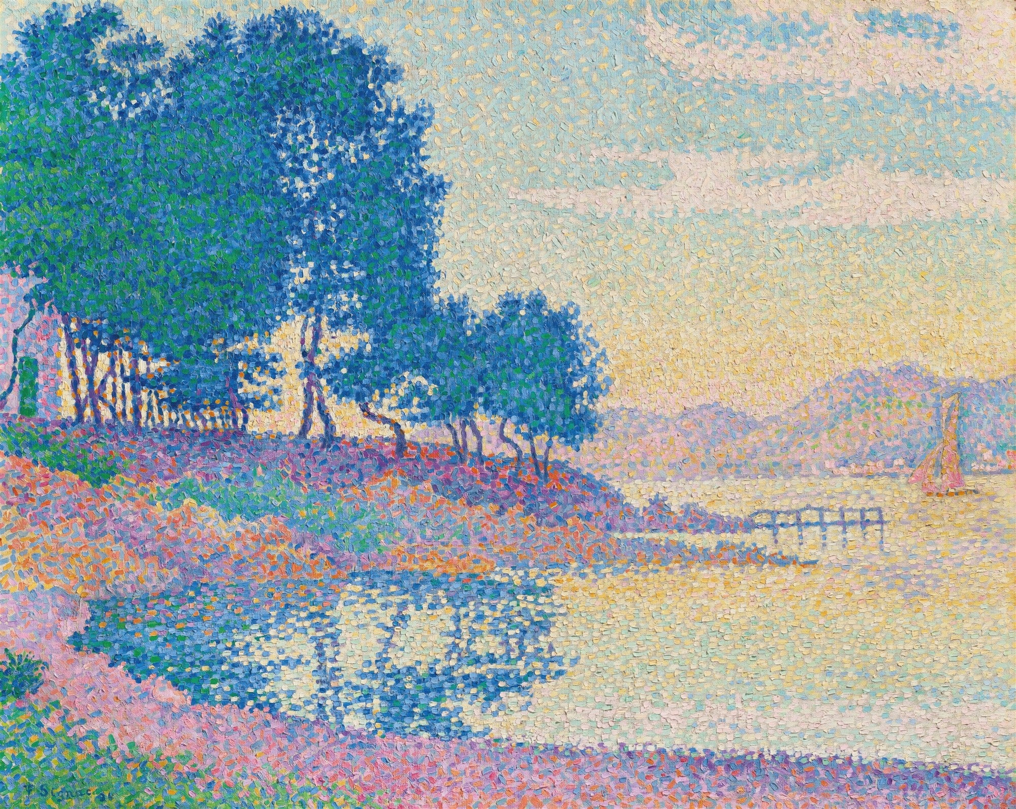 Quadro decorativo de Paul Signac, em estilo pontilhista, representando uma paisagem costeira com árvores azuis e verdes exuberantes à esquerda, um mar azul-claro com reflexos e um barco a vela ao longe, sob um céu pontilhado de amarelo e azul.