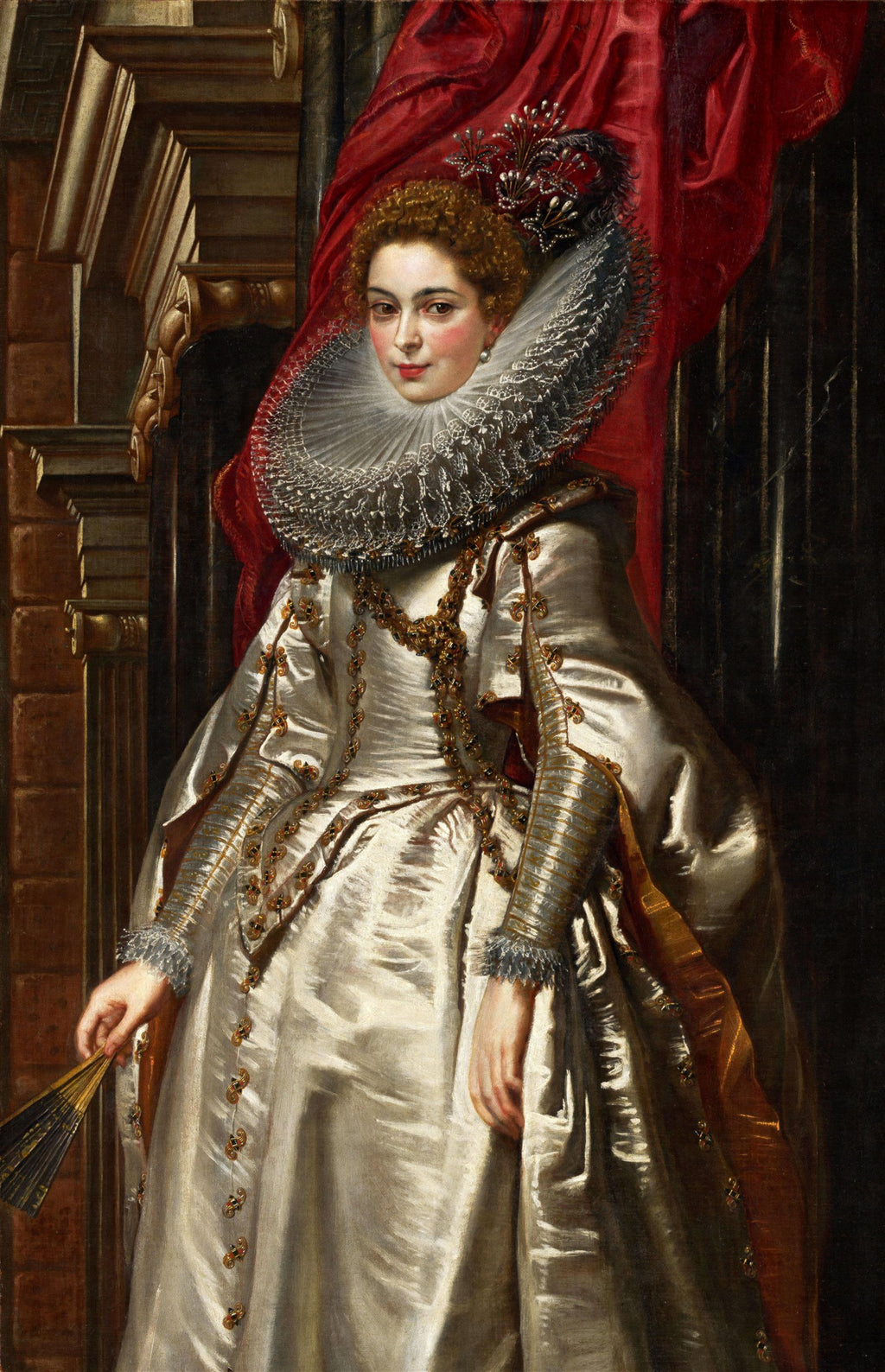 Retrato de Clara Serena Rubens, filha do artista, vestindo um suntuoso vestido perolado e uma gola rufada branca e rendada, com um fundo de cortina vermelha e colunas escuras. Ela segura um leque preto.