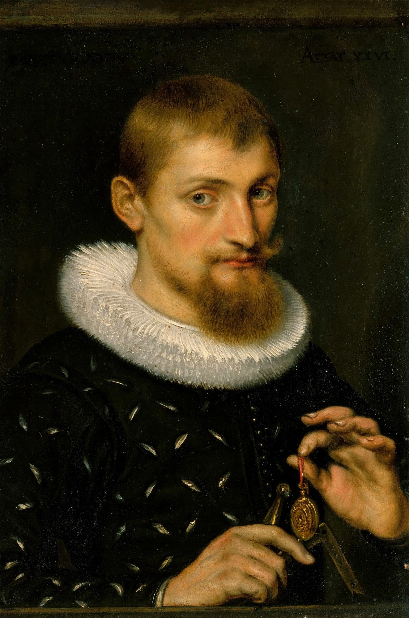 Retrato de um jovem do século XVII, com barba ruiva e bigode, vestindo um colarinho branco plissado e um casaco escuro. Ele segura uma bússola dourada em suas mãos, com um olhar sério e introspectivo. A imagem tem um fundo escuro, com iluminação dramática destacando o rosto.