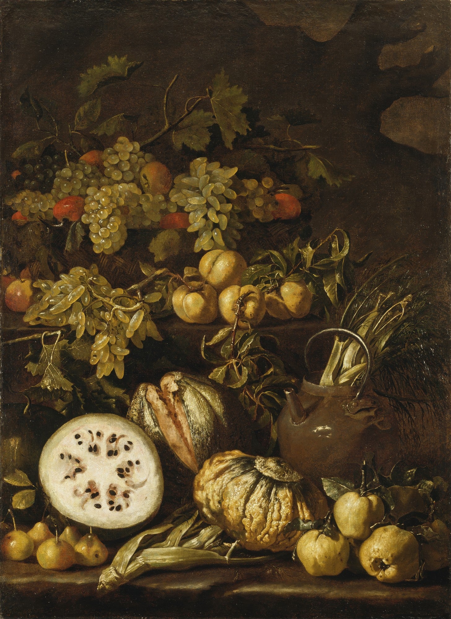 Natureza-morta barroca com cachos de uvas verdes, abóboras, maçãs, peras e uma melancia cortada, com um vaso de cerâmica ao fundo, em tons escuros e terrosos.