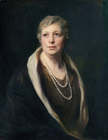 Retrato de uma mulher de meia-idade com cabelos claros e um colar de pérolas, vestindo um manto escuro, atribuído a Philip Alexius de László, com fundo escuro.
