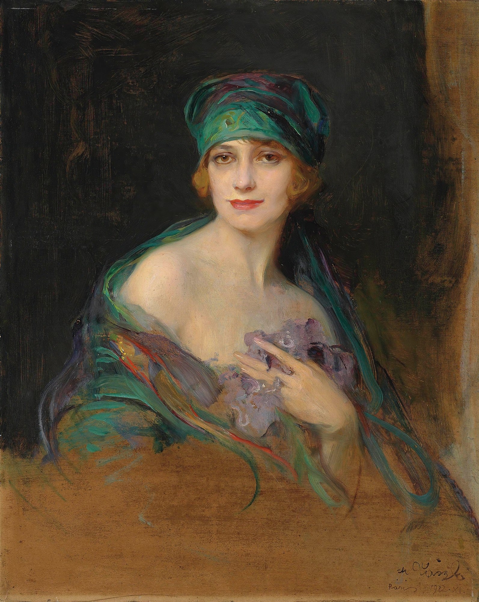 Retrato a óleo de Philip Alexius de László mostrando uma senhora com turbante verde e echarpe colorida, olhando diretamente para o observador com um sorriso sutil. O fundo é escuro e a iluminação destaca o rosto e os ombros da figura.