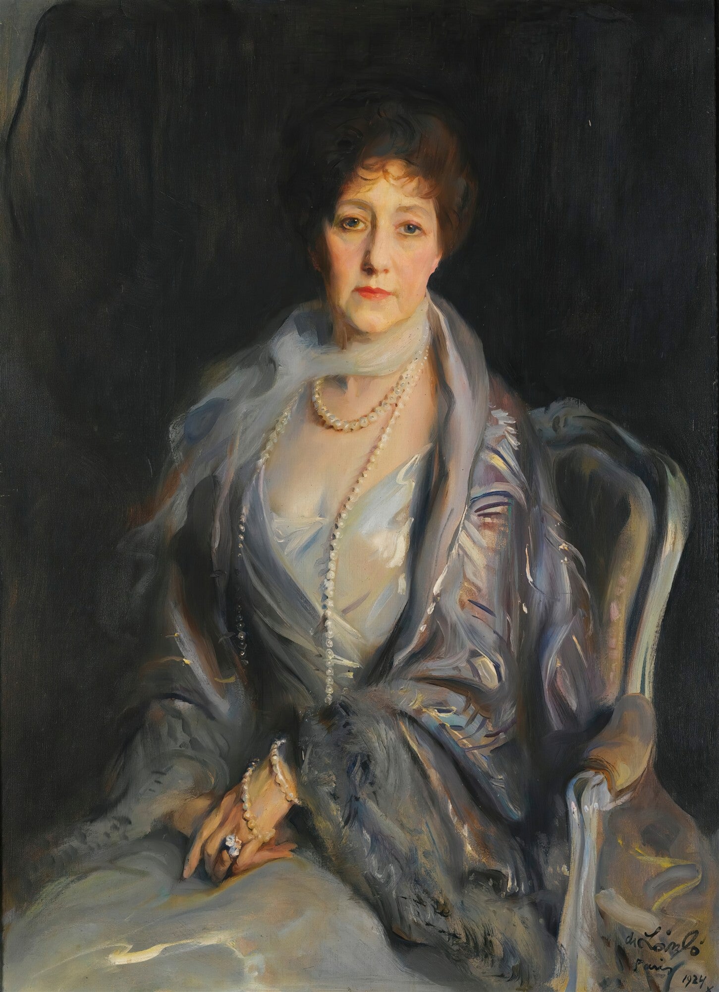 Retrato a óleo de uma senhora elegante com joias de pérolas, vestindo um xale e sentada em uma poltrona, em tons de azul, cinza e bege, contra um fundo escuro. Obra de Philip Alexius de László.