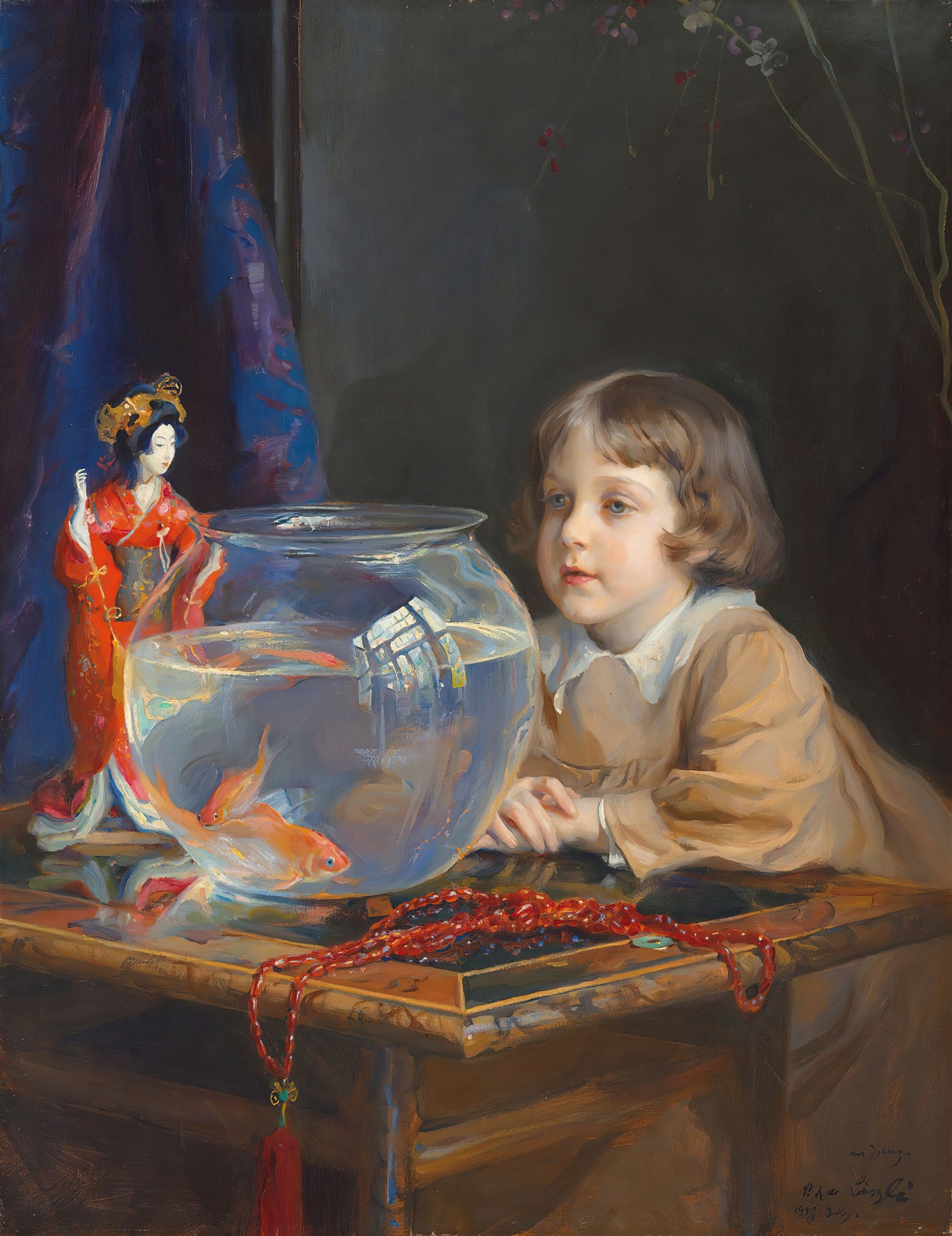 Quadro decorativo com a pintura 'A Menina e o Aquário' de Philip Alexius de László, mostrando uma criança com cabelos castanhos olhando para um aquário com peixes dourados, ao lado de uma boneca japonesa e um colar de contas vermelhas sobre uma mesa de madeira. O fundo é escuro com um tecido azul e um galho florido.