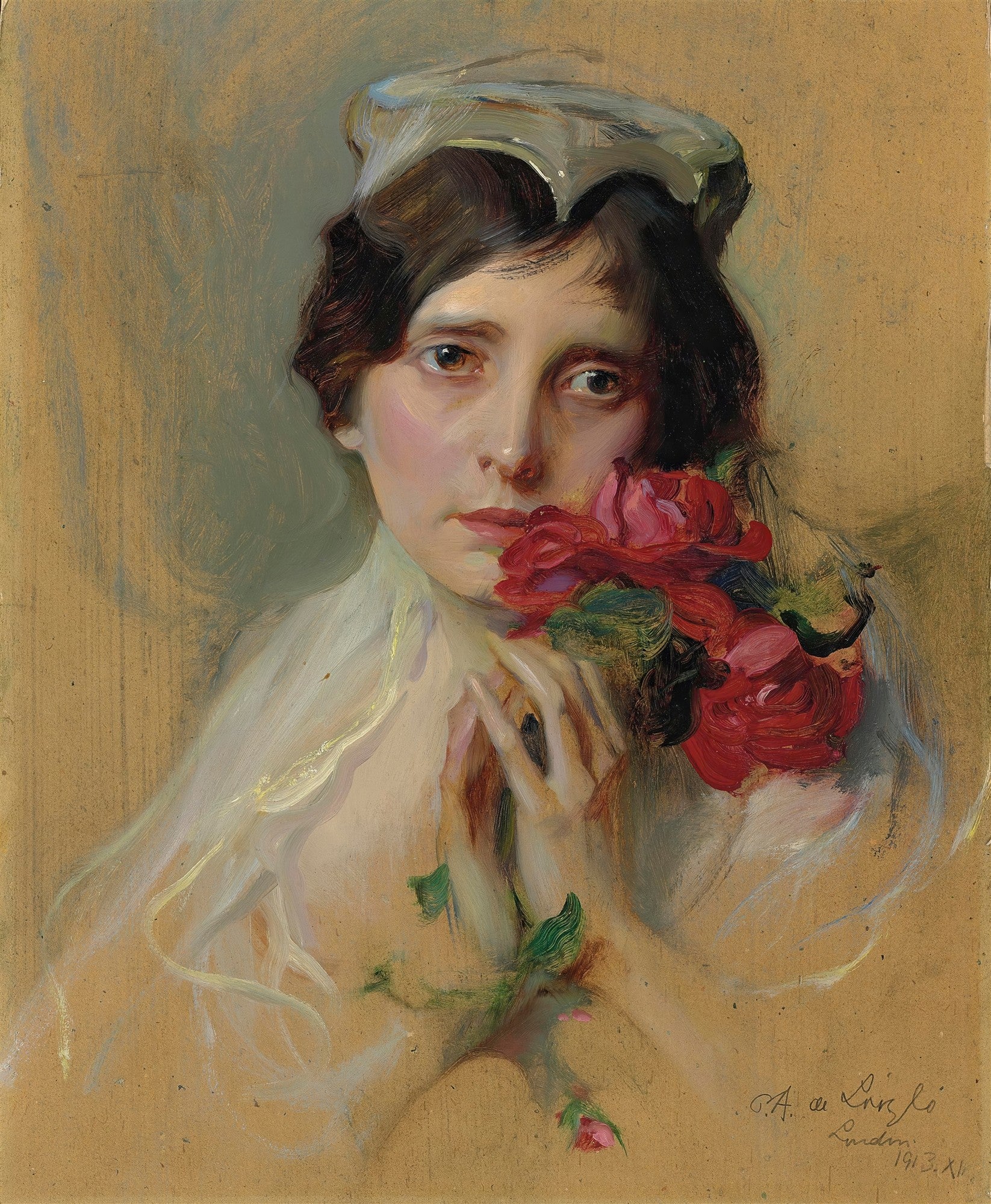 Retrato de uma mulher jovem com cabelo escuro e um chapéu leve, segurando um buquê de rosas vermelhas vibrantes. O fundo é neutro e em tons terrosos, e a assinatura do artista é visível no canto inferior direito.