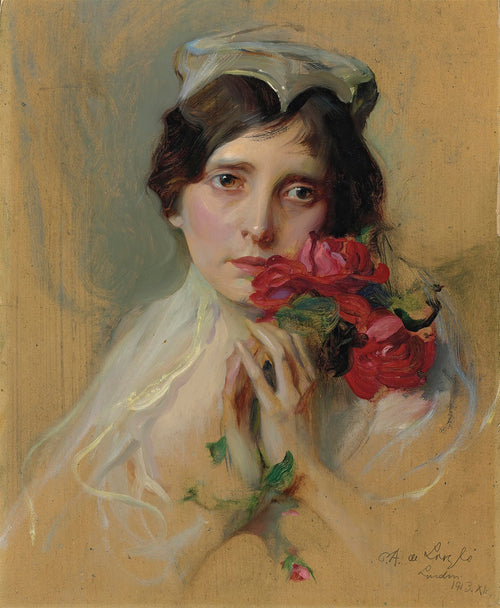 Retrato de uma mulher jovem com cabelo escuro e um chapéu leve, segurando um buquê de rosas vermelhas vibrantes. O fundo é neutro e em tons terrosos, e a assinatura do artista é visível no canto inferior direito.