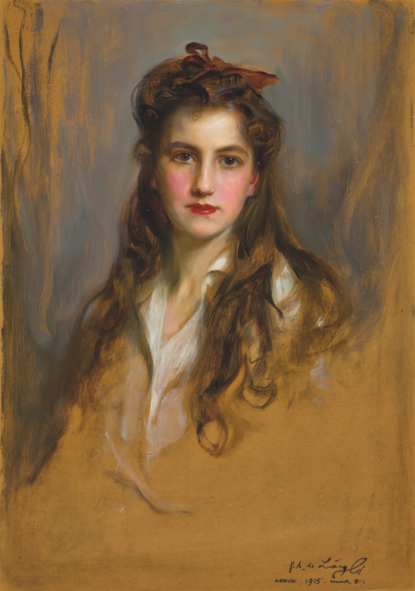 Retrato de uma jovem com cabelos longos e castanhos, vestindo uma blusa branca. A pintura de Philip Alexius de László tem um fundo em tons de cinza e ocre, com pinceladas soltas. A jovem tem bochechas rosadas e lábios vermelhos, com um laço marrom nos cabelos. A assinatura do artista e a data 'LONDON. 1915.' estão no canto inferior direito.