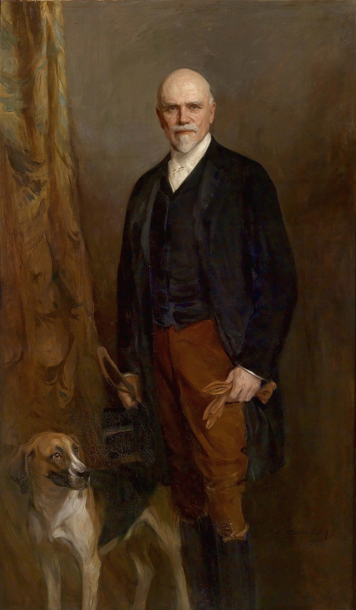 Retrato em óleo de Philip Alexius de László de um homem idoso com barba branca e um cão de caça ao seu lado, com cortina dourada ao fundo.