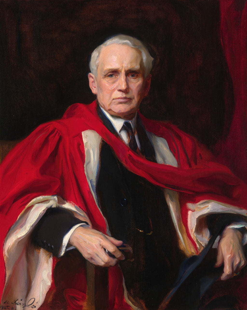 Retrato a óleo de Sir Austen Chamberlain por Philip Alexius de László, um homem idoso de cabelos brancos em um manto vermelho e roupa escura, com expressão séria
