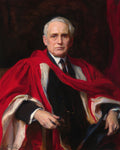 Retrato a óleo de Sir Austen Chamberlain por Philip Alexius de László, um homem idoso de cabelos brancos em um manto vermelho e roupa escura, com expressão séria